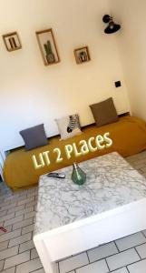 ein Wohnzimmer mit einem Bett und einem Tisch in der Unterkunft Le paradis du cap in Cap d'Agde