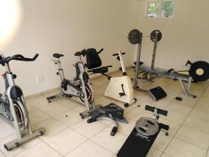 um quarto com várias bicicletas e bicicletas de exercício em 3 Umzimkulu em Melville