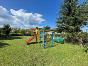un parque infantil con un tobogán en el césped en Студио Галерия - Studio Galeria, en Byala