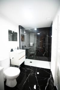 Kúpeľňa v ubytovaní Sinalospa - Cosalà appartemement Sauna Jacuzzi Grande terrasse à 5 minutes de Nancy Place Stanislas