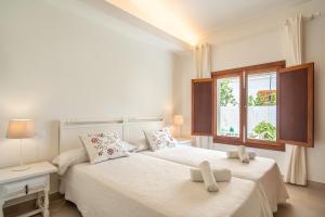 ポルト・ダ・ポリェンサにあるVilla HIBISCUS Pollensaの白いベッドルーム(窓付)のベッド2台