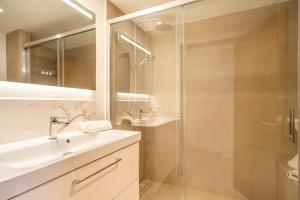 ポルト・ダ・ポリェンサにあるVilla HIBISCUS Pollensaのバスルーム(洗面台、ガラス張りのシャワー付)