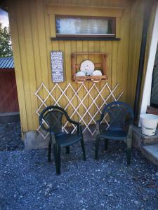 two chairs and a teddy bear on a shelf on a house at Utleiebolig Fannrem in Fannrem
