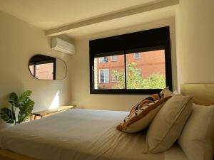 - une chambre avec un grand lit et une fenêtre dans l'établissement Superflat near beach 15' center, à Sant Adrià de Besòs