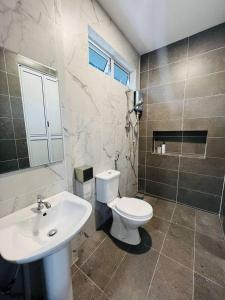 Ένα μπάνιο στο T & T Kuching Homestay +5 φωτογραφίες