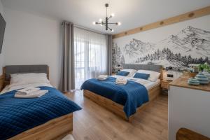 1 Schlafzimmer mit 2 Betten und einem Wandbild der Berge in der Unterkunft ZakoApartament Brzozowa in Zakopane