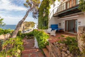 een uitzicht op een huis met een patio en de oceaan bij Casa Rosselló in Sant Feliu de Guixols