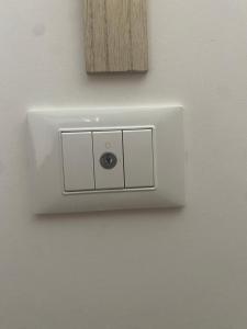 un interruptor de luz blanco en una pared en una habitación en Appartamento Ninfa en Menfi