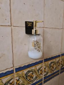 La Posada Amena في Carcabuey: موزع صابون على جدار في الحمام