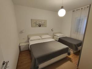 Posteľ alebo postele v izbe v ubytovaní Apartmani Malo more Seline