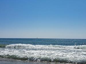 El lugar ideal في فيرا: مجموعة من الأمواج في المحيط على الشاطئ