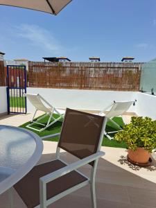 un par de sillas y una mesa en un patio en El lugar ideal, en Vera