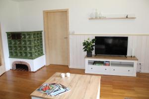 a living room with a tv and a coffee table at Ferienwohnung deine Rauszeit in Seebach