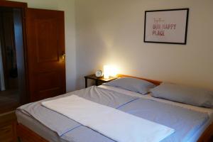 uma cama num quarto com uma fotografia na parede em Ferienhaus Moser 