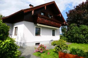 Biały dom z brązowym dachem w obiekcie Ferienhaus Moser 