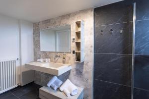 W łazience znajduje się umywalka i prysznic. w obiekcie HARTMANN FEEL AT HOME B&B Villa Gignese w mieście Gignese