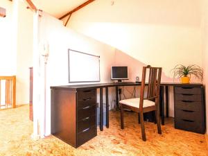 ein Büro mit einem Schreibtisch mit einem Computer und einem Stuhl in der Unterkunft Loft Sven in Baden-Baden