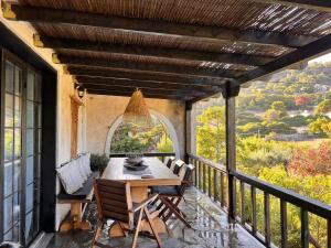 een terras met een tafel en stoelen op een balkon bij Villa Xenia&Akis in Athene