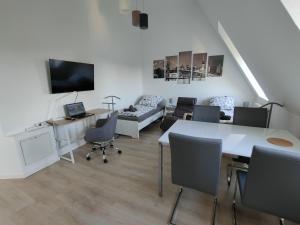 TV a/nebo společenská místnost v ubytování Business apartments "An der Lutherkirche" Self-Check-in
