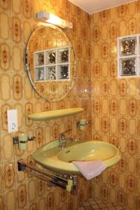 a bathroom with a sink and a mirror at Friendly Home - Klinkerhof in Bornheim