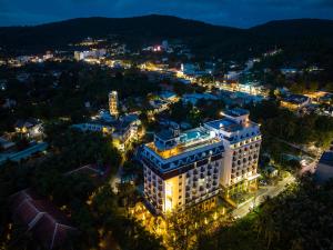 富國的住宿－Aquasun Hotel Phu Quoc，夜间从空中欣赏大楼的景色