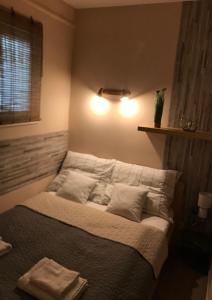 ein Schlafzimmer mit einem Bett mit Kissen darauf in der Unterkunft Dóm square-Centrum-Free Parking in Szeged