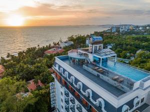 Aquasun Hotel Phu Quoc游泳池或附近泳池