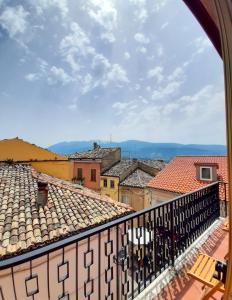 einen Balkon mit Stadtblick in der Unterkunft Il Ghiro 2.0 Casa Vacanze in San Martino sulla Marruccina