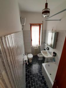 a bathroom with a sink and a toilet and a bath tub at Il Ghiro 2.0 Casa Vacanze in San Martino sulla Marruccina