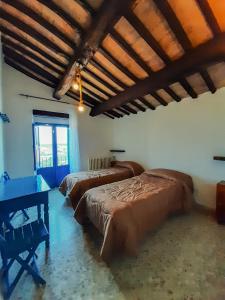 Habitación con 2 camas y mesa. en Il Ghiro 2.0 Casa Vacanze, en San Martino sulla Marruccina