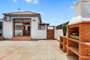 a white house with a patio and a door at Villa Thomas in Corralejo