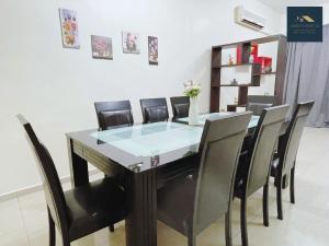 tavolo da pranzo con sedie nere e tavolo bianco di Sweet Home_30( 15 mins to Jonker Street ) a Malacca Altre 6 foto