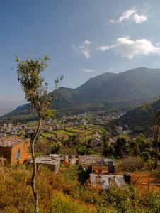 una vista di una città con le montagne sullo sfondo di Penance Homestay a Khokna