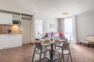 Una cocina o zona de cocina en Appart'City Confort Bordeaux Chartrons