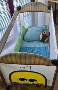 a crib with a cot with a face on it at Apartma pri babici in Slovenj Gradec
