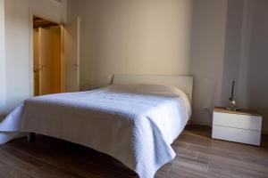 Ліжко або ліжка в номері ORA APARTMENT(Centro Desenzano del Garda)