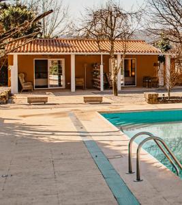 uma casa com piscina em frente a uma casa em Seixomil - Casa de Campo Boutique Design em Celorico de Basto
