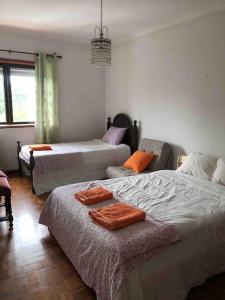 - une chambre avec 2 lits et une chaise avec des serviettes dans l'établissement Lovely 2 bedroom apartment 100m from the beach, à Vila do Conde