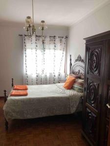 - une chambre avec un lit et une fenêtre dans l'établissement Lovely 2 bedroom apartment 100m from the beach, à Vila do Conde