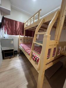 een slaapkamer met 2 stapelbedden in een kamer bij 泰豪賓館 in Hong Kong