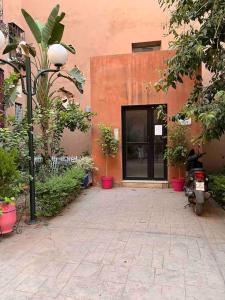 einen Eingang zu einem Gebäude mit Topfpflanzen davor in der Unterkunft chez joudia et mamoun in Marrakesch