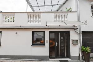 une maison blanche avec une porte noire dans l'établissement Casa Vivace, à Michelstadt