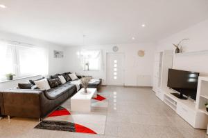 a living room with a couch and a tv at Casa Vivace in Michelstadt