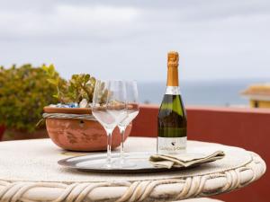 una bottiglia di vino e due bicchieri su un tavolo di Live la punta center a Punta del Hidalgo