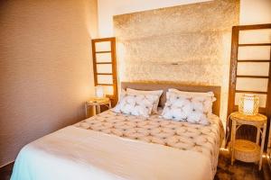 1 dormitorio con 1 cama y 2 mesitas de noche en Seixomil - Casa de Campo Boutique Design, en Celorico de Basto