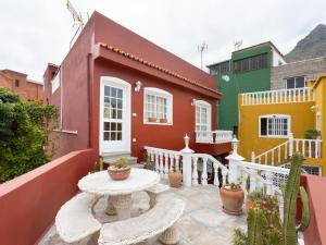 un patio di una casa con tavolo e cactus di Live la punta center a Punta del Hidalgo