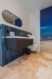 ein Bad mit einem Waschbecken und einem Spiegel in der Unterkunft BEE n BEE in Brügge