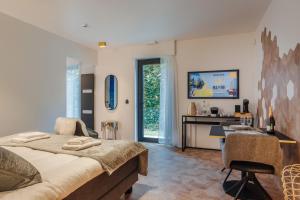 1 dormitorio con cama, escritorio y ordenador en BEE n BEE en Bruges