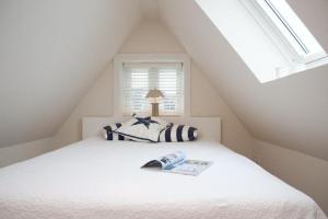 - une chambre avec un lit et un livre dans l'établissement Strandhaus-Mylin, à Westerland