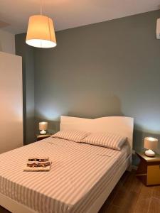 - une chambre avec un grand lit et 2 serviettes dans l'établissement La casa di Detta (Le Scaramazze), à Pozzallo